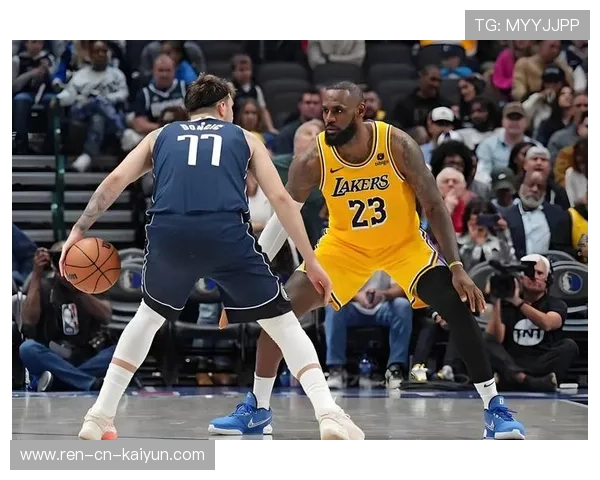 东契奇篮下扛着对抗硬打成功，独行侠打出血性