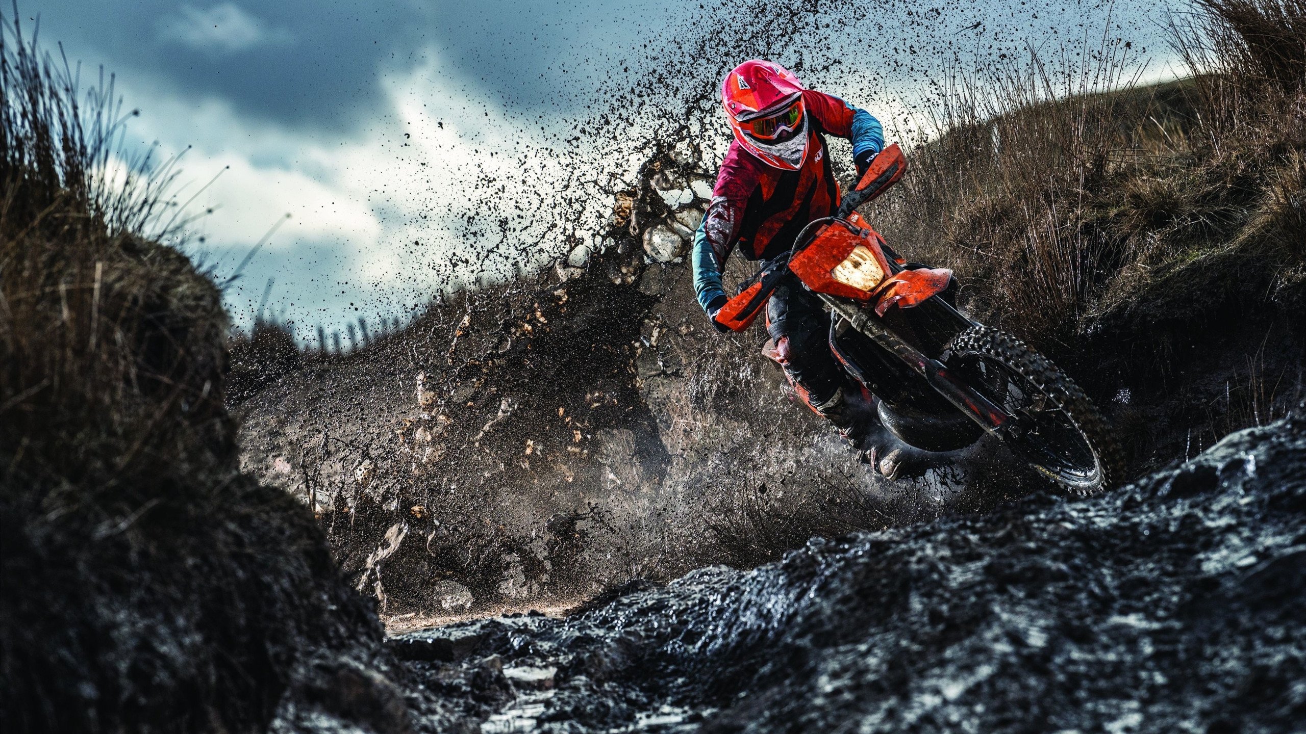 “快艇冲浪：东三叉湖赛场极速对决，飞驰水面成焦点”